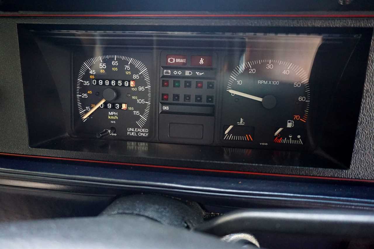 The gauges behind the steering wheel were shaped like pillow-cut diamonds.